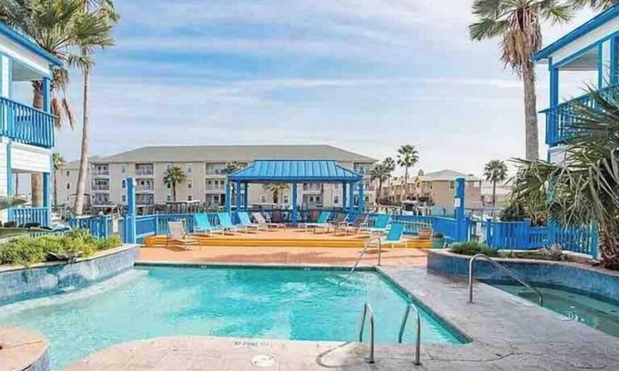Corpus Christi Condo | 8❤️Fishing dock❤️Ground Floor❤️hot tub❤️Beach❤️king bed