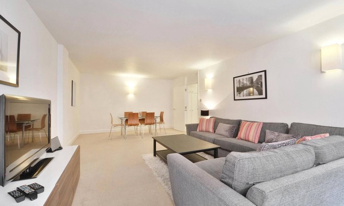 Whittington Apartment | 8 Guests Modern Apartment