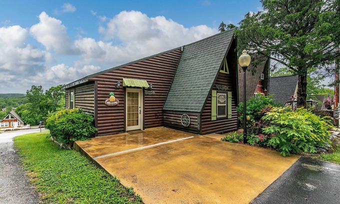 Lampe Cabin | 8 Mi to Dogwood Canyon: Cozy Cabin w/Deck