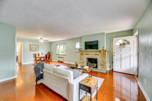 Forest Hills Apartment | 8 Mi to Dtwn Retreat with Balcony in Pittsburgh!
