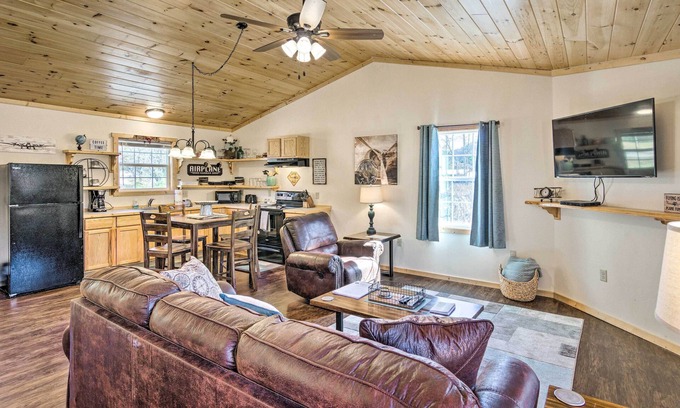 Cherokee Cabin | 8 Mi to Great Smoky Mtn National Park: Cozy Cabin