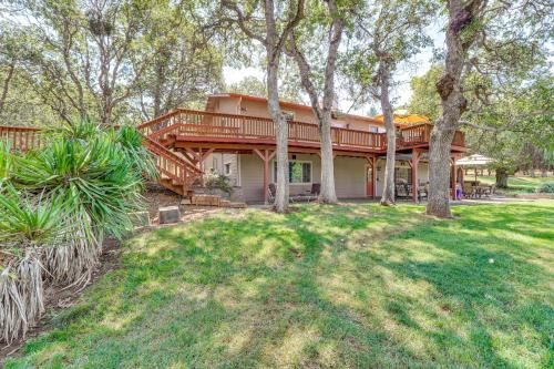 Jacksonville House | 8 Mi to Jacksonville Oregon Getaway with Deck!
