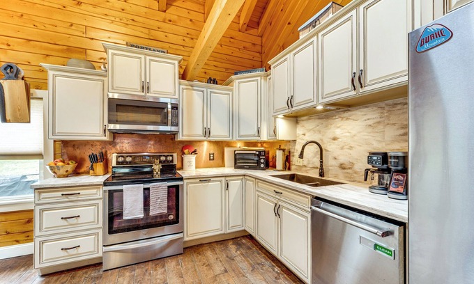 Lyndon Cottage | 8 Mi to Kingdom Trails: Spacious Home w/Game Room