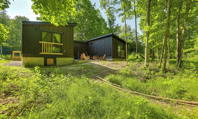 Empire Cabin | 8 Mi to Sleeping Bear Dunes: Creekside Cabin