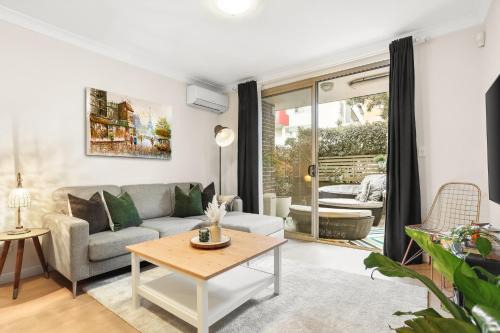 Rockdale Apartment | 8 mins from Sydney Airport! 1BR with Courtyard
