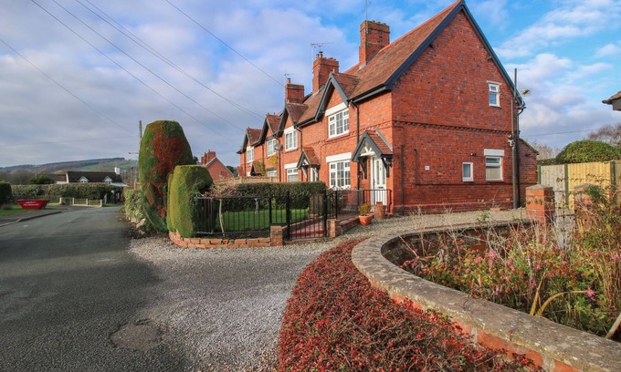 Acrefair Cottage | 8 NEW HOUSES, pet friendly, character holiday cottage in Chirk