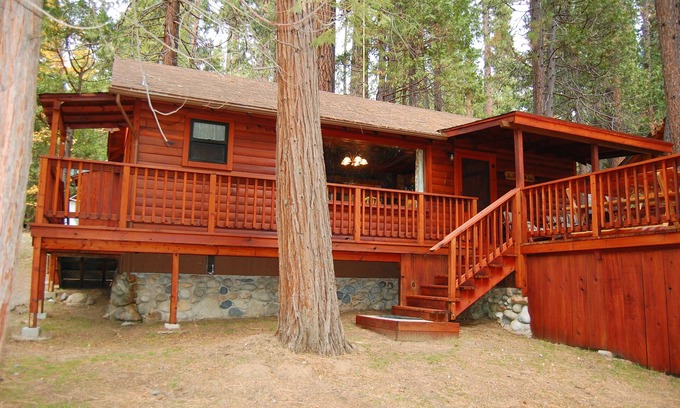 North Wawona Cabin | (8) Nugent's Nest at The Redwoods In Yosemite