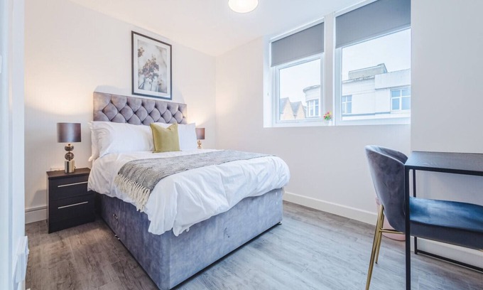 Swindon Apartment | 8 Regent Circus Apartment Central Location Long Stays