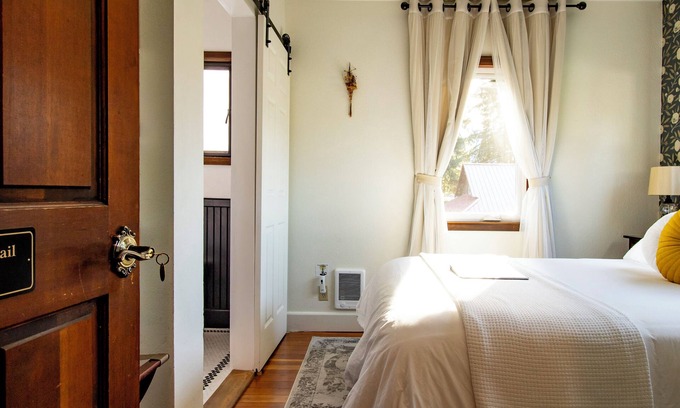 Packwood Apartment | #8 Silver Falls Trail Suite 18+ Private Bath