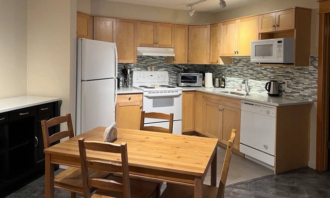 Canmore Condo | 8 Sleep in 2 bedrm king, queen & bunks, sofa bed
