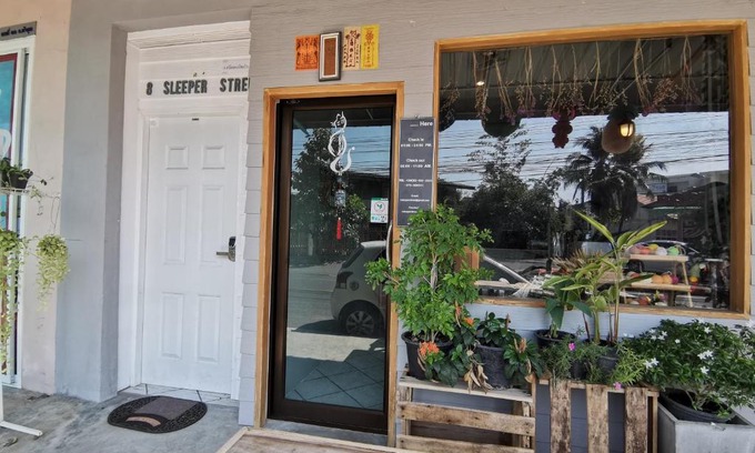 Downtown Krabi Hostel | 8 SLEEPER STREET Guesthouse