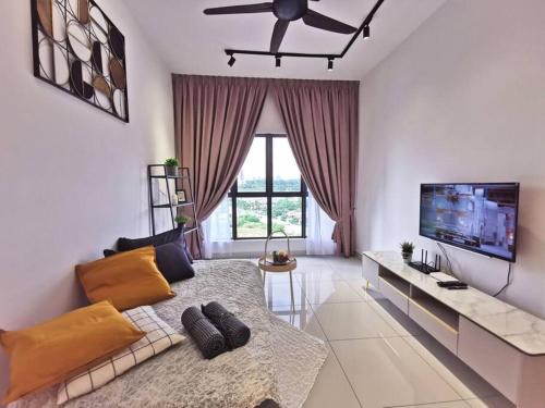 Kampung Bukit Dukong Apartment | 8 Traders Garden 1BR Pool View Internet Netflix