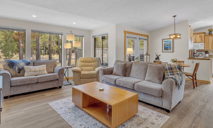 Sunriver House | 8 Waterpark passes, ac, bikes, outdoor seating, hot tub, ping pong, one story