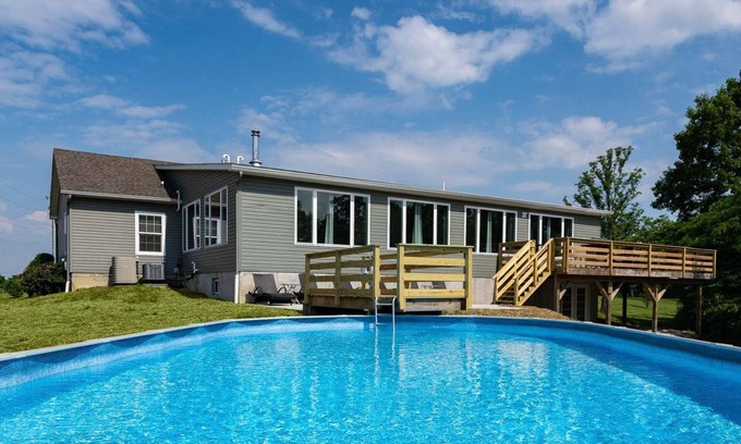 Rutland House | 80 Acre Retreat with Pool—Minutes to Ark—Sleeps 15
