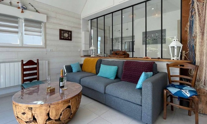 Saint-Laurent-sur-Mer House | 80 m² House ∙ 2 bedrooms ∙ 4 guests