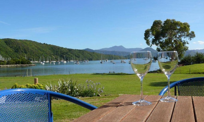 Waikawa Bay Hotel | 80 m² Motel ∙ 2 bedrooms ∙ 8 guests