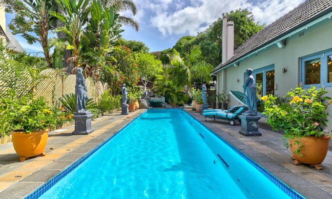 Kenilworth Villa | 800 m² Villa ∙ 3 bedrooms ∙ 6 guests
