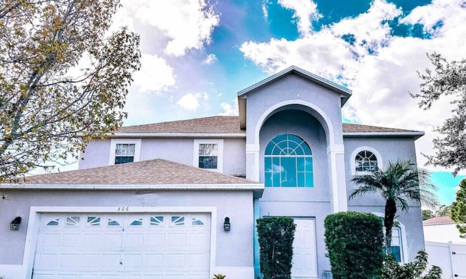 Poinciana House | 806 Provence Way · Cozy Home 5BD Themed bedroom