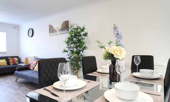 Stevenage Apartment | 807 m² Apartment ∙ 3 bedrooms ∙ 10 guests