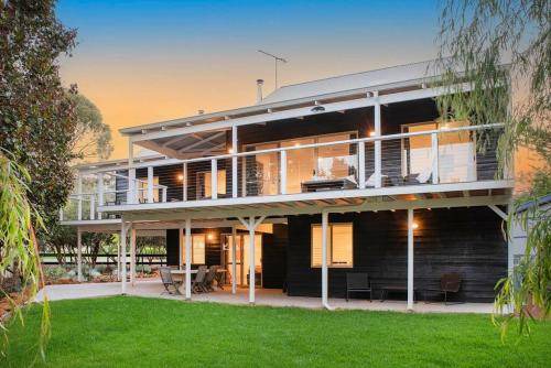 Eagle Bay House | 809 m² House ∙ 6 bedrooms ∙ 10 guests