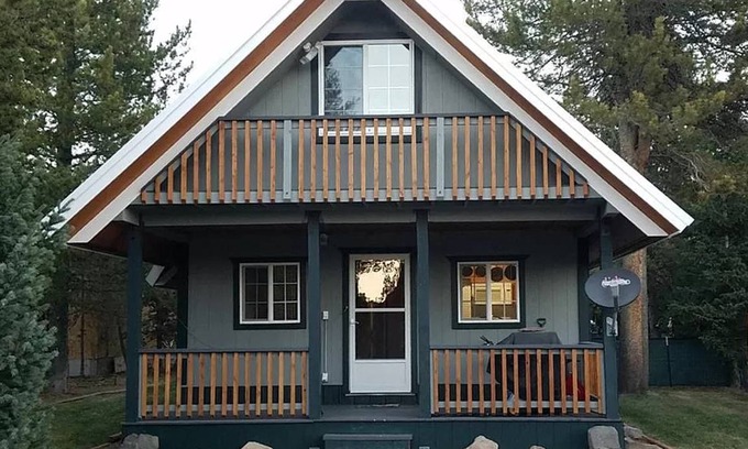 Island Park Cottage | 84 m² Cabin ∙ 2 bedrooms ∙ 6 guests