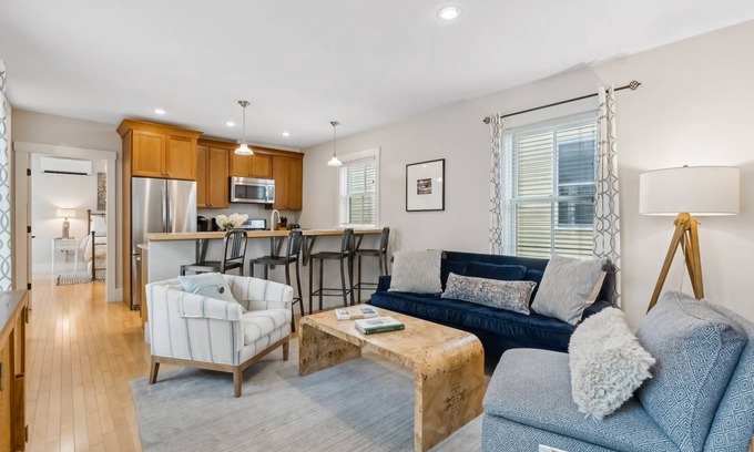 West End Condo | 84 m² Condo ∙ 2 bedrooms ∙ 4 guests