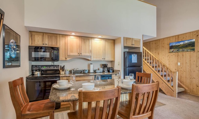 Century West Condo | 84 m² Condo ∙ 2 bedrooms ∙ 5 guests