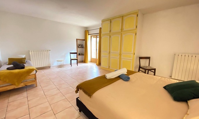 Althen-des-Paluds House | 84B3 - Freesia, suite in 18th century Provencal farmhouse