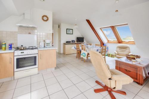 Erquy Apartment | 850m de la plage, appartement pour 5 avec jardin