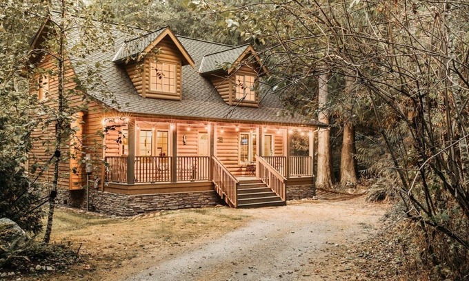Warnick Cabin | 89GS - Hot Tub - Pets Ok - WiFi - Sleeps 4 by RedAwning
