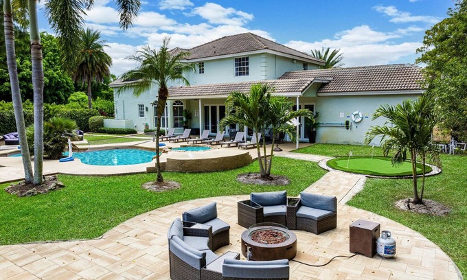 Hillsboro Pines Villa | 8BR Entertainers Estate w/Pool, Games & Theater !