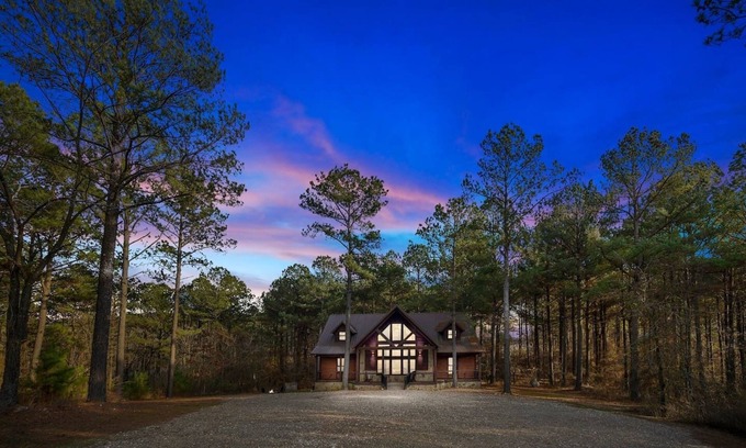 Broken Bow Cabin | 8BR Retreat:Hot Tub, Arcade, Fire Pit, Swing,Games,Kids Play Area,Sleeps 18