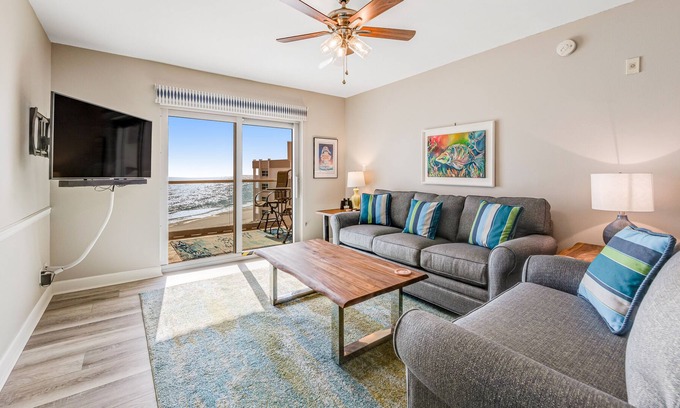 Pensacola Beach Condo | 8th-floor condo on Pensacola Beach with Gulf-view balcony, pool & central AC