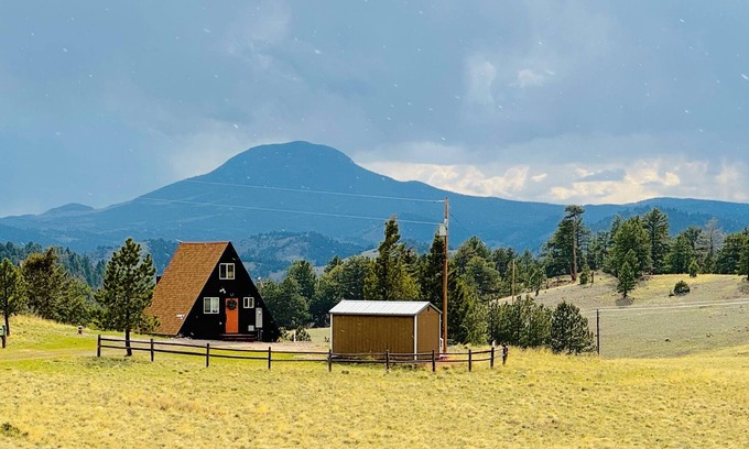 Guffey Ski Chalet | 9,000 feet Retreat Above It All