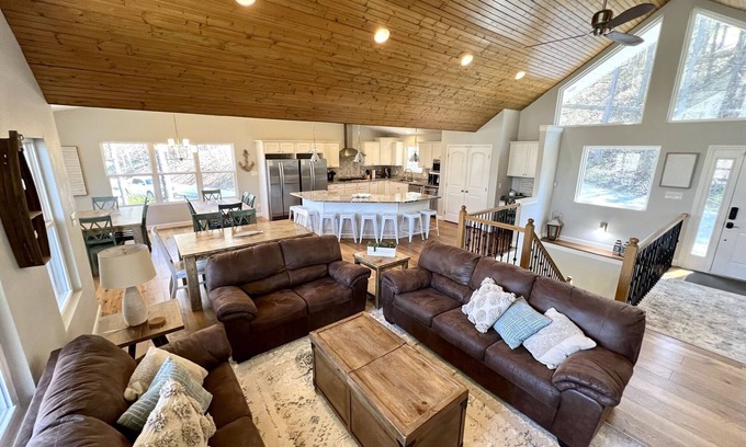 La Follette House | 9/9 Lakefront/Mountains/Woods - Protected Cove - Private Dock