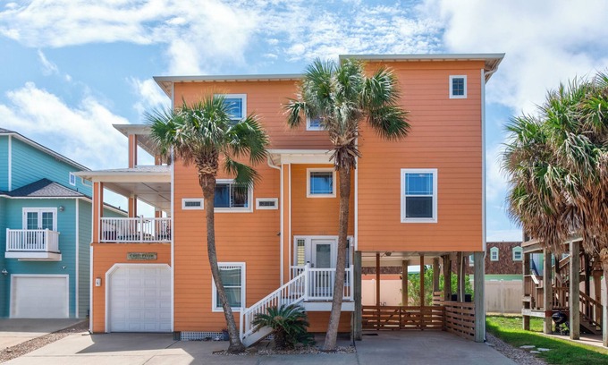 Sand Point House | 9 bed home/Ocean Views/steps to Beach & Pool/Pet Friendly/Fenced yard
