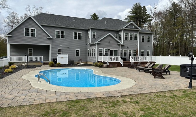 Saratoga Springs House | 9 Bedroom🏡Heated Pool🏊HotTub🛁Firepit🔥BBQ🍗Creek🐠By Ski⛷️Track🏇Town🌇SPAC🎶Lake🏖️Golf⛳️