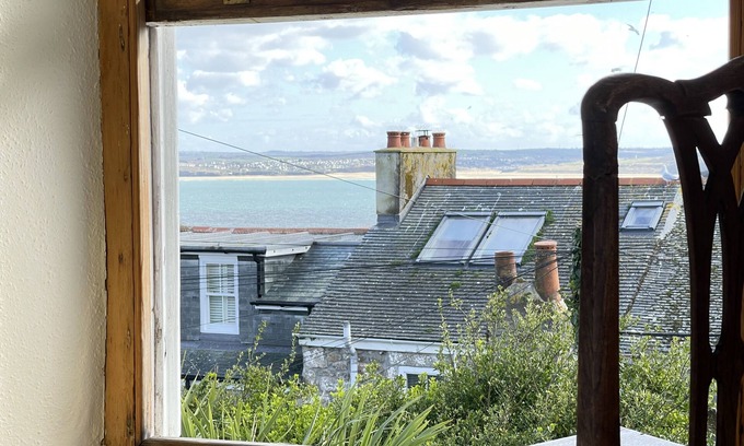 St Ives Cottage | 9 Bowling Green Terrace - a house that sleeps 6 guests in 3 bedrooms