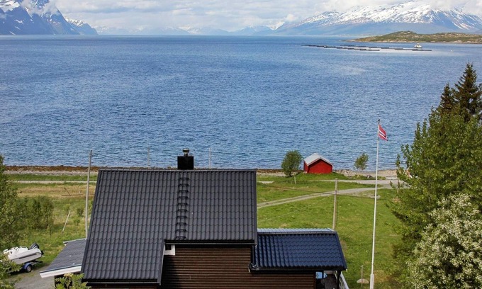 Lyngen House | 9 person holiday home in Lyngseidet