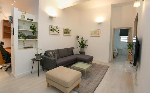 Tel Aviv City Center Apartment | 9 Sderot Chen - By Beach Apartments TLV
