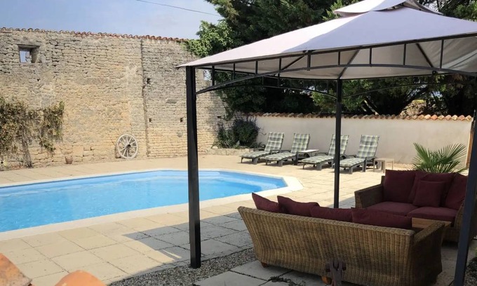 Saint-Pierre-de-Juillers House | 90 m² House ∙ 1 bedroom ∙ 5 guests