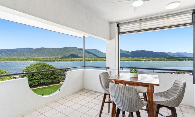 Cairns Central Business District Apartment | 903 Luxury Oceanview Penthouse Cairns City