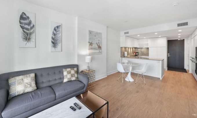 West End Apartment | 906 N · English Bay 1BR+1BA Condo/GYM!