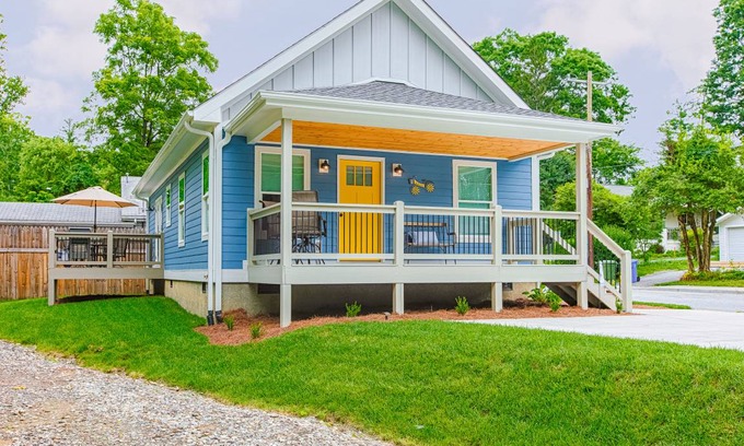 West Side Historic District Cottage | 93 m² Cabin ∙ 2 bedrooms ∙ 4 guests