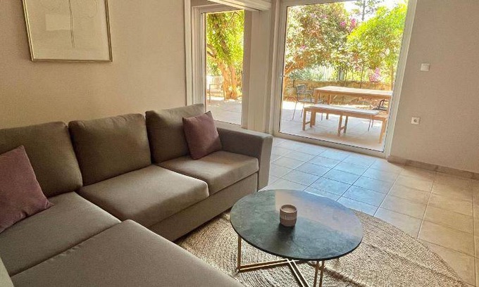 Vouliagmeni Apartment | 96 m² Apartment ∙ 2 bedrooms ∙ 4 guests