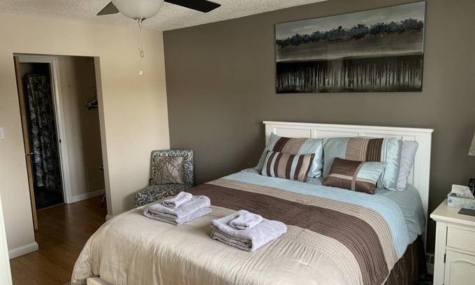 North Central Edmonton Condo | 96 m² Condo ∙ 2 bedrooms ∙ 4 guests
