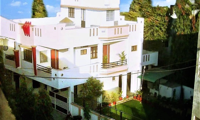 Maninagar House | 960 m² Bungalow ∙ 3 bedrooms ∙ 9 guests
