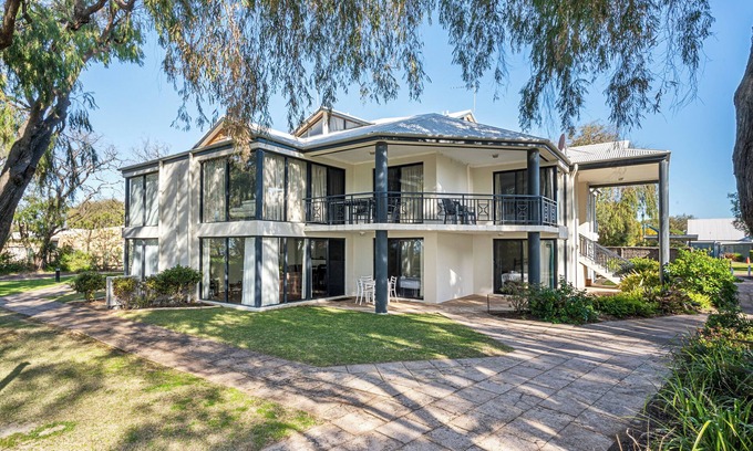 Broadwater House | 98 Steps to the Beach – 2BR Coastal Getaway