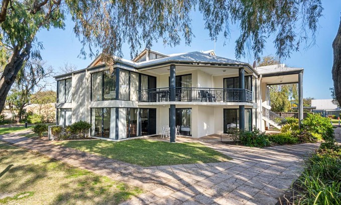 Broadwater Apartment | 98 Steps to the Beach - Unit 9 at Cape View Resort