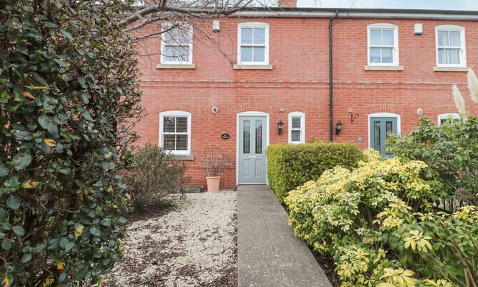 Christchurch Cottage | 9A WICK LANE, family friendly, with a garden in Christchurch